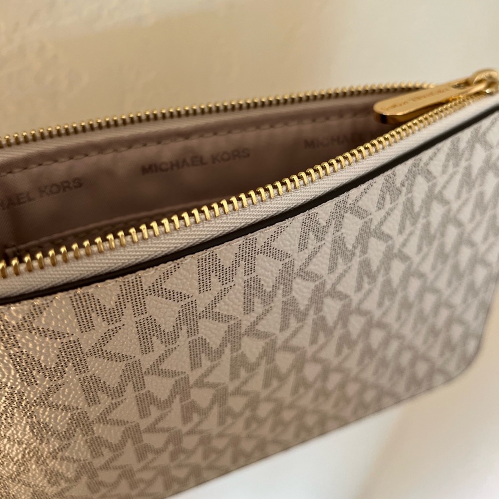 *SOLD* Michael Kors Wristlet Clutch